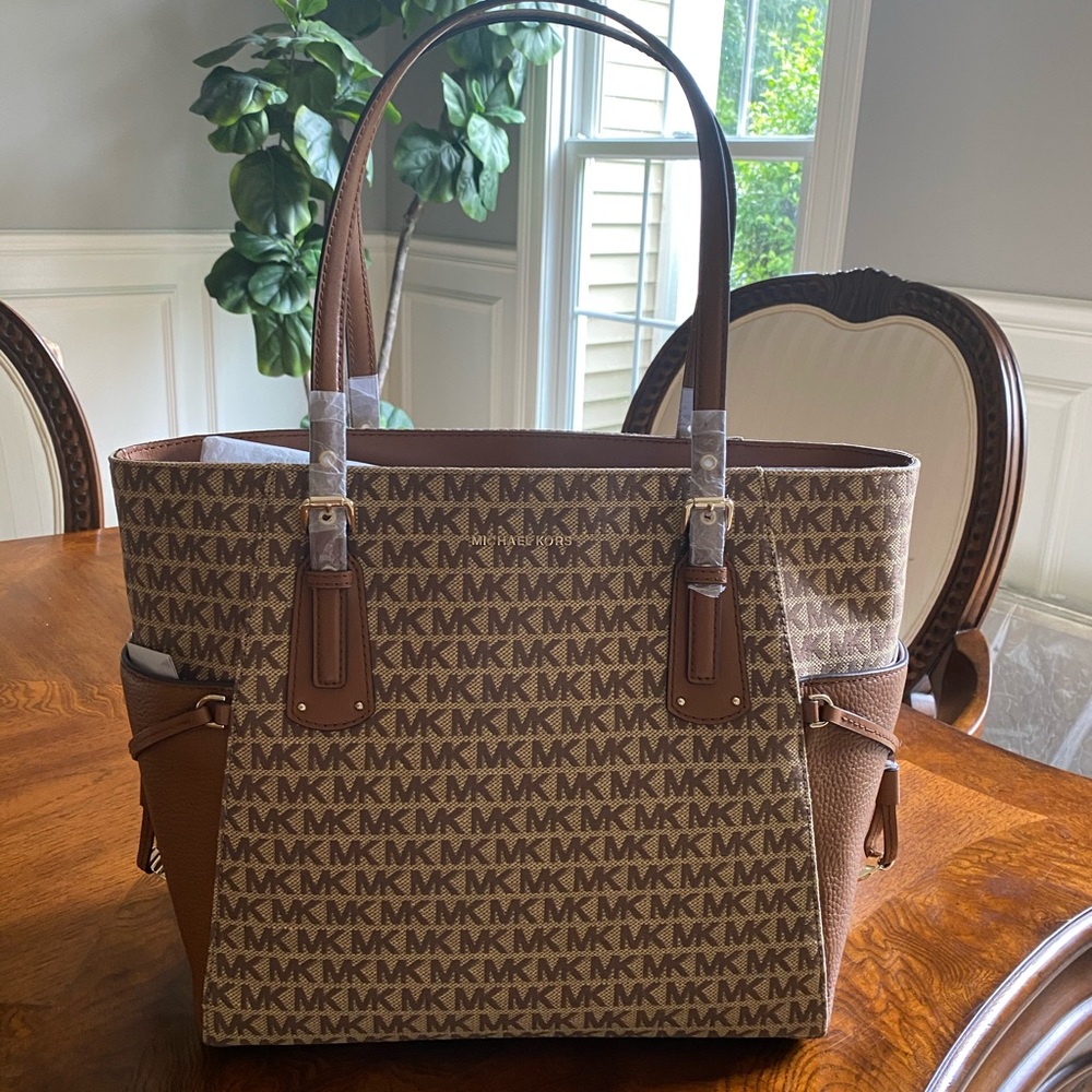 Last 1️⃣! Jacquard Signature Voyager EastWest Tote - Picture 4 of 6